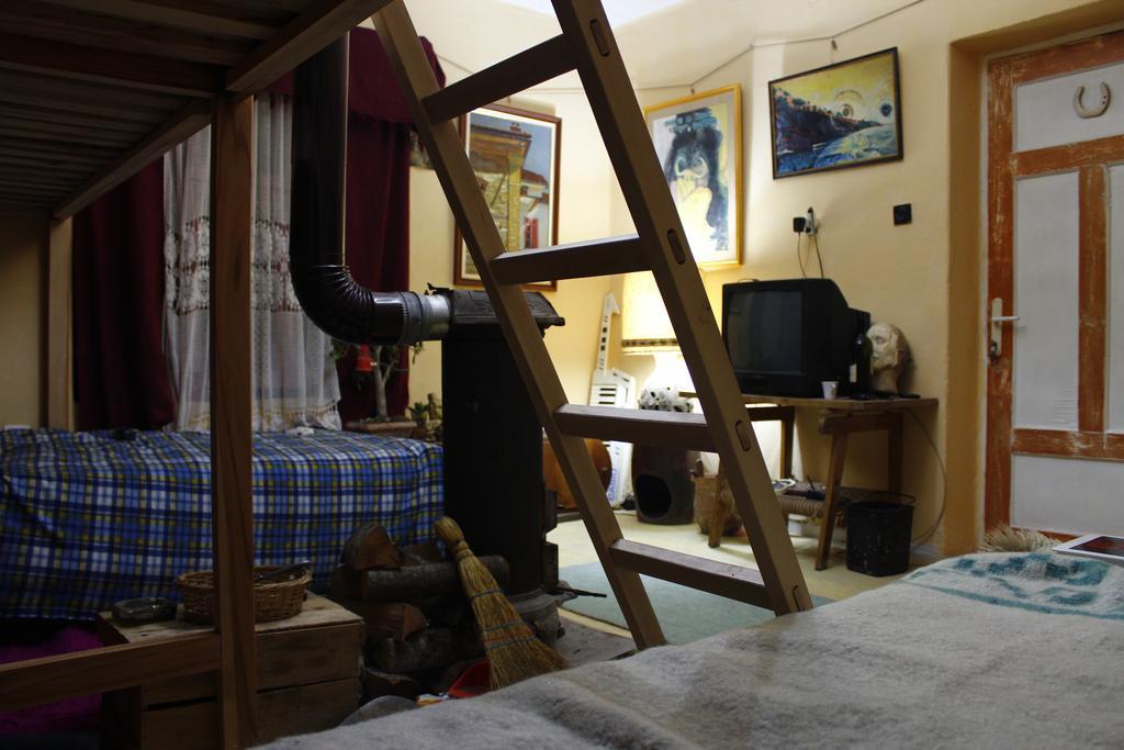 At Home Hostel คอร์เชอ ภายนอก รูปภาพ