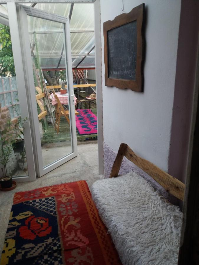 At Home Hostel คอร์เชอ ภายนอก รูปภาพ